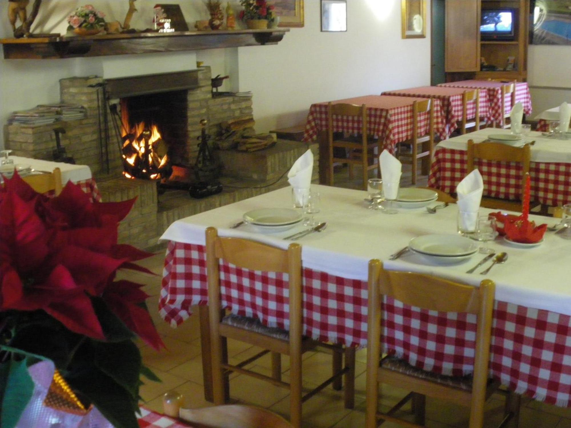 Agriturismo Orsaiola Urbania Buitenkant foto